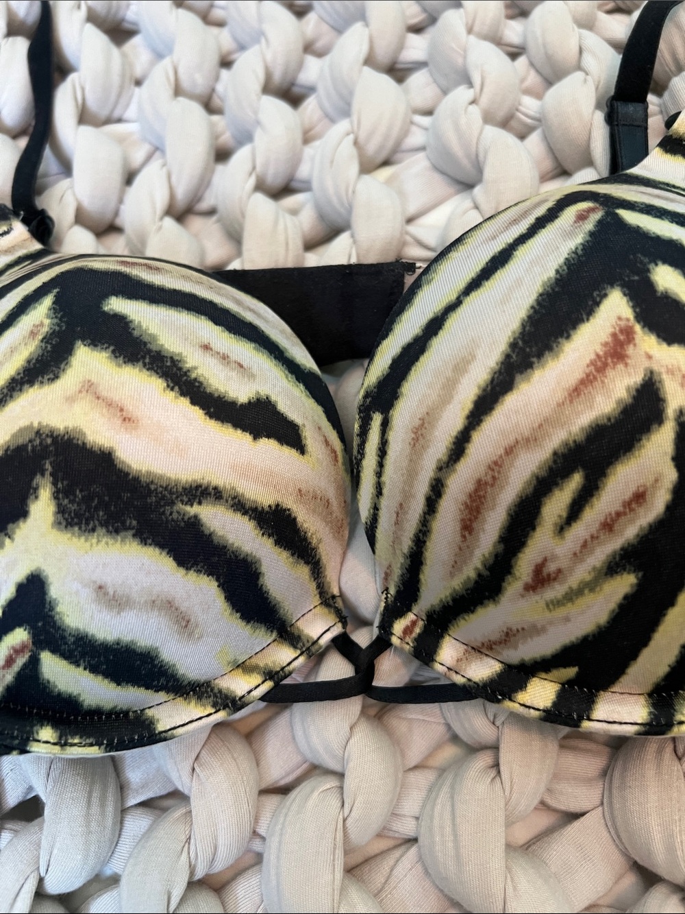 Victoria’s Secret Miraculous Plunge Bra - Picture 2 of 4
